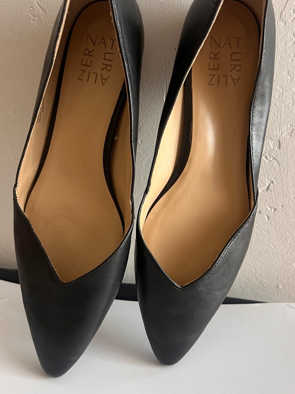 Naturalizer Black Pointed V‑Cut Leather Flats